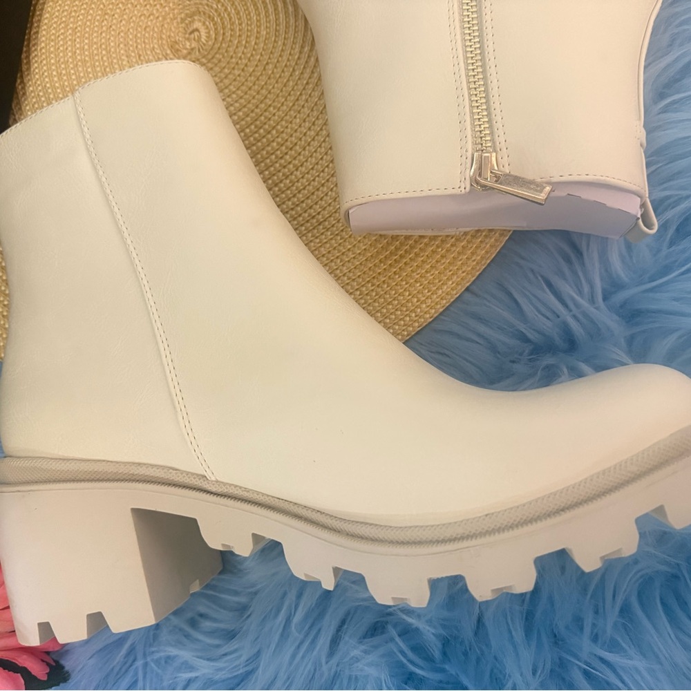 Shoe Dazzle NEW Danilyn Lug Sole
Bootie Faux Leather Cream 10 - Picture 5 of 10